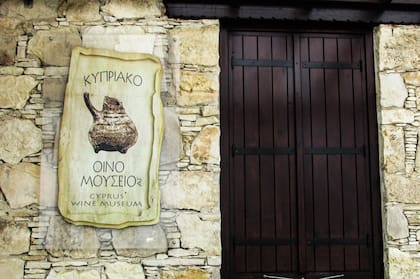 Museo del vino. Aparte de esta bebida, Chipre también se caracteriza por sus quesos, como el Halloumi, compuesto por leche de cabra y oveja, y saborizado con menta.
