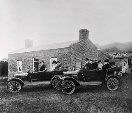 Jacob Morgan y Daniel Evans con familiares, Esquel, ca 1920.