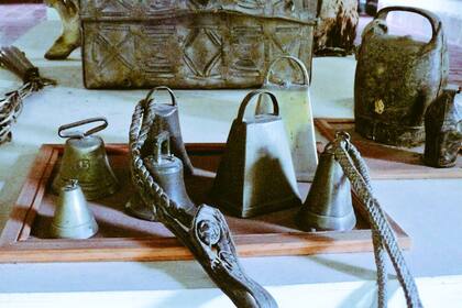 Lazos, petacas y cencerros en la Sala del Gaucho en el museo provincial