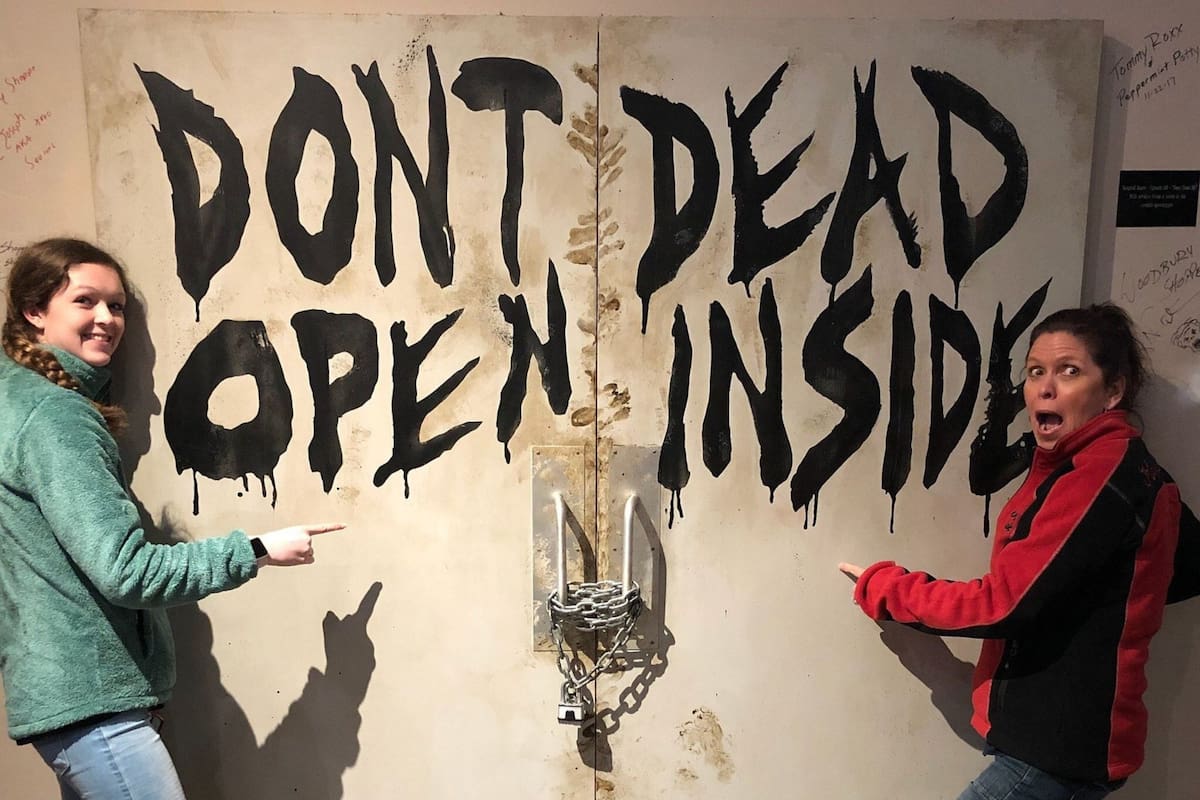 Museos y tiendas locales ofrecen recuerdos originales, como la moto de Daryl o la puerta del hospital