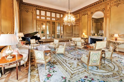 Music room es la habitación con mayor opulencia del edificio: su mobiliario es estilo Imperio y todo el lugar está tapizado con un género que replica el original.
