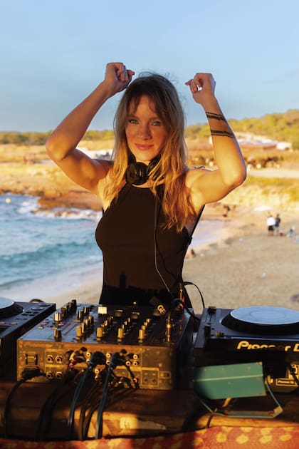 Música al atardecer, alto momento en Sunset Ashram, el restaurante más buscado de Cala Comta.