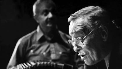 El Polaco Goyeneche, en primer plano, y Astor Piazzolla, según la lente de Sara Facio