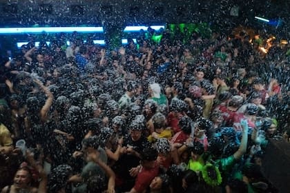 Música, efervescencia adolescente y nieve en la noche de Grisú