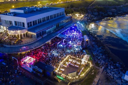 Música en vivo & coctelería junto al mar: algunos de los posibles planes que la ciudad más linda de la costa argentina despliega cada temporada.