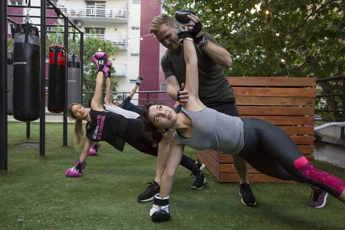 Música, rutinas de functional y boxeo sin contacto es el combo que ofrece la última tendencia del fitness; ideal para hacer catarsis y compensar semanas cargadas, gana cada vez más espacios en las grillas horarias de los lugares para ejercitarse
