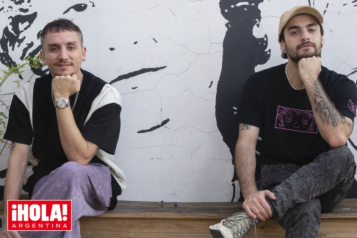 Músicos multiinstrumentistas y cantantes, con carreras propias y enorme talento, en El Principito, El Musical (teatro Opera), donde su padre es el Aviador, Julián, que tiene 33 años, está a cargo de la composición y dirección musical y Joaquín (con gorra), que también es actor y tiene 27 años, interpreta al Hombre de Negocios.