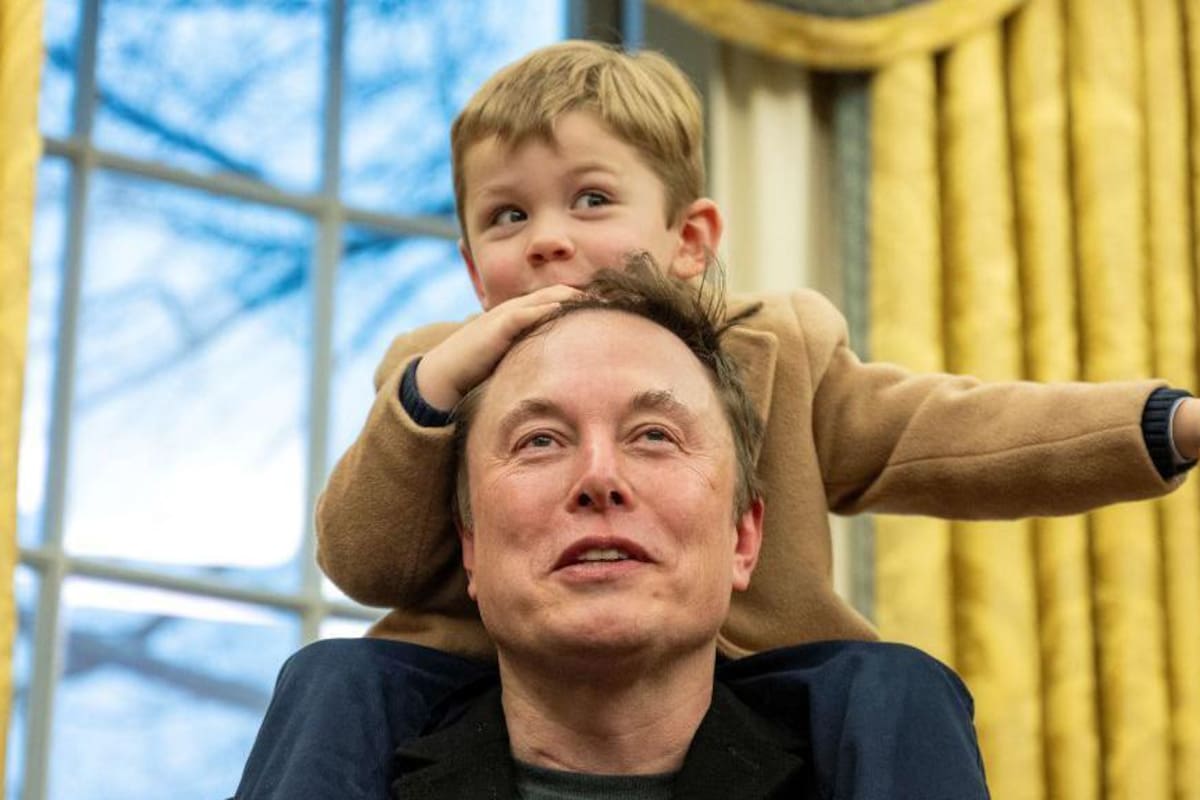Musk con su hijo subido sobre sus hombros en el Despacho Oval esta semana.