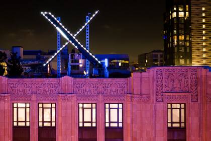 Musk dice que X es objeto de "enorme ciberataque" y la plataforma registra fallas en el se