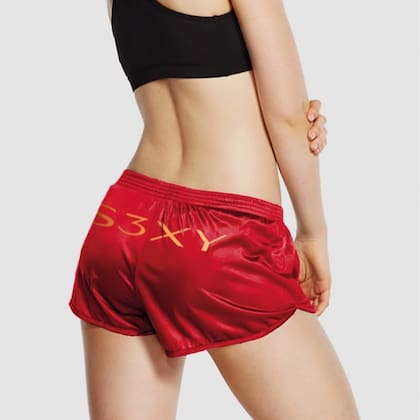 Musk lanzó una campaña de shorts rojos con la palabra S3XY estampada en la parte de atrás.