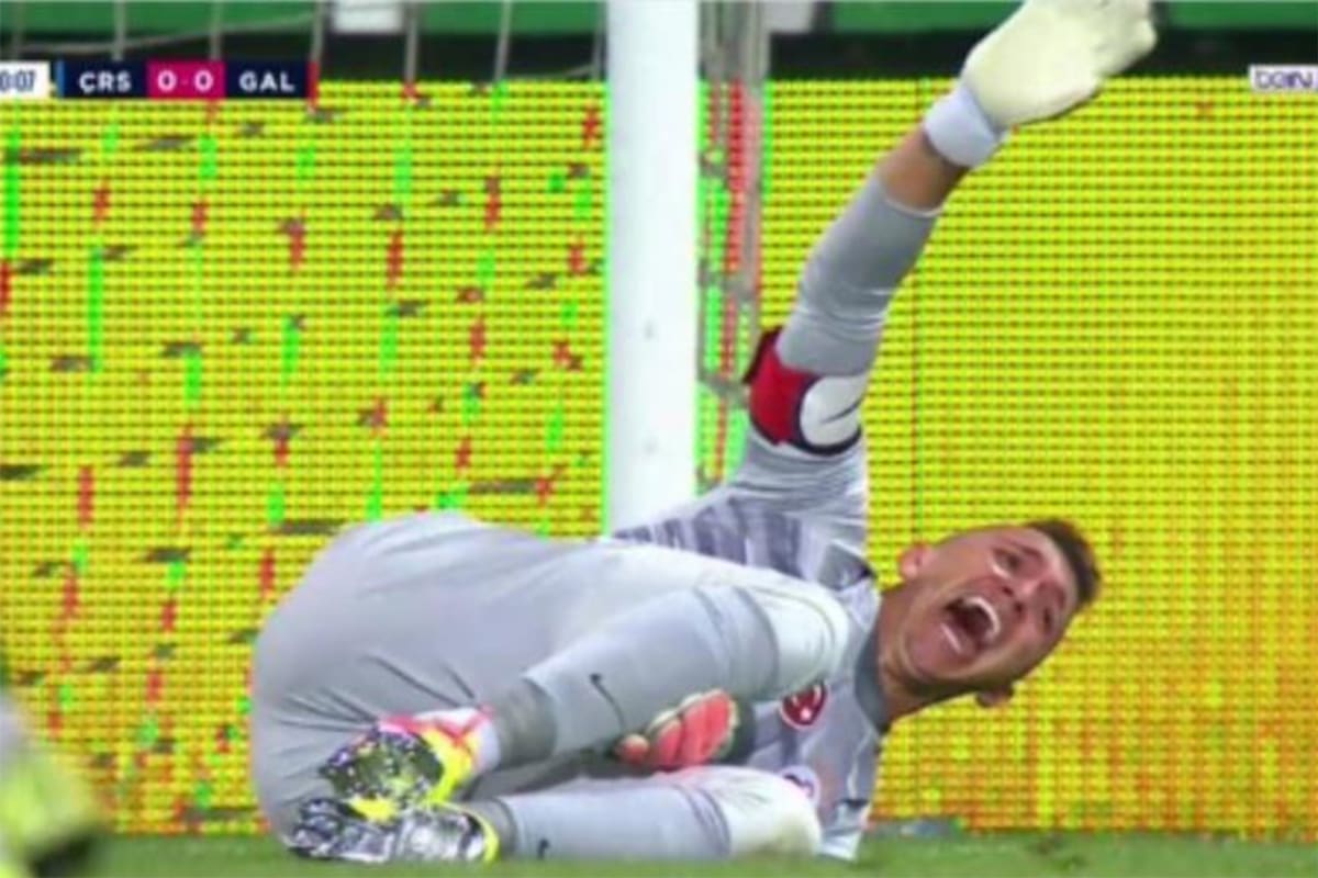 Muslera se toma su pierna derecha tras el terrible choque. El uruguayo sufrió la doble fractura de tibia y peroné.