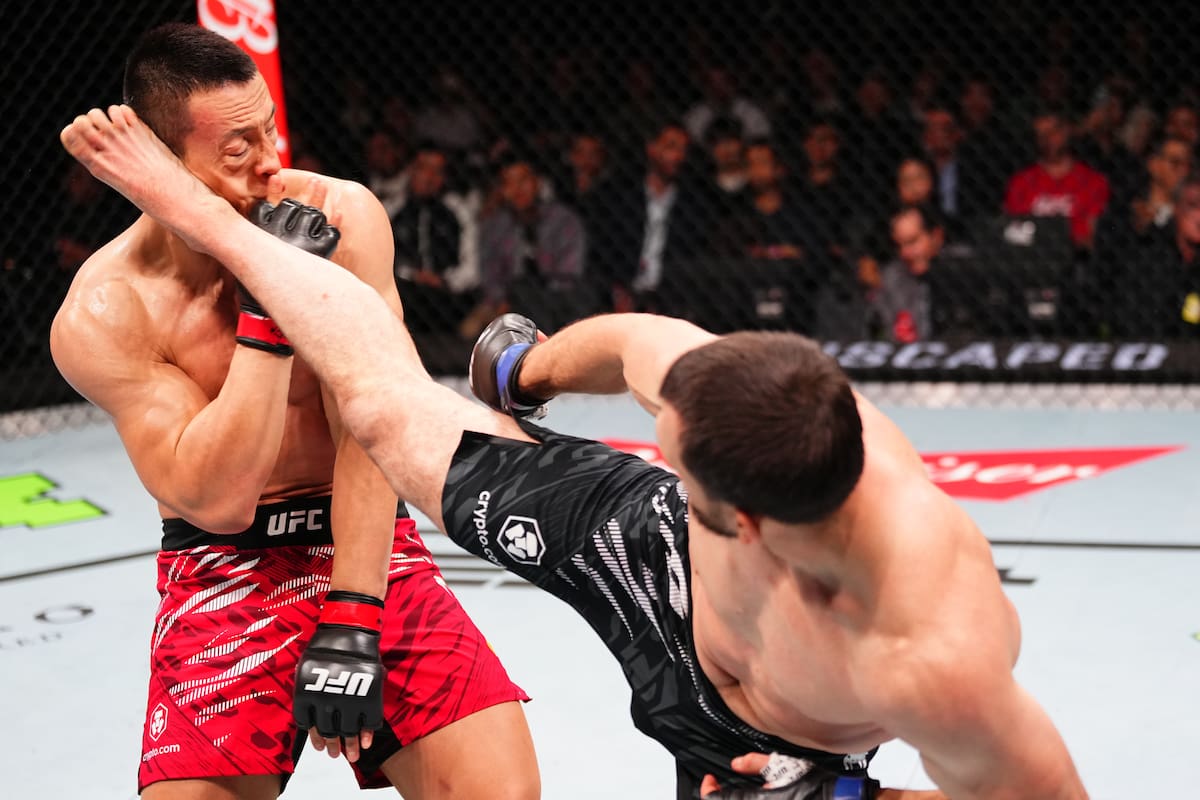 Muslim Salikhov, de Rusia, mandó a la lona del octágono Song Kenan con una patada giratoria impactante (Photo by Jeff Bottari/Zuffa LLC)