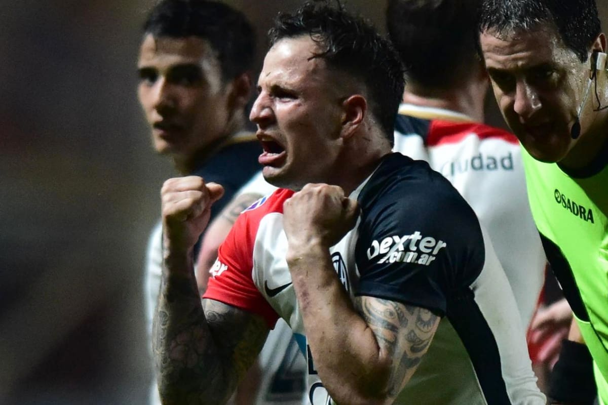 Mussis festeja su gol