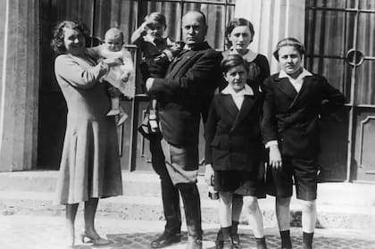 Mussolini estaba casado con Rachele Guidi, pero tuvo una larga lista de amantes