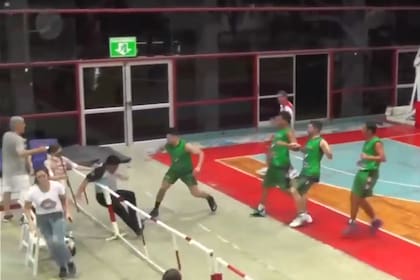 Mustazza ya le pegó al juez Olivero, que cae contra las vallas