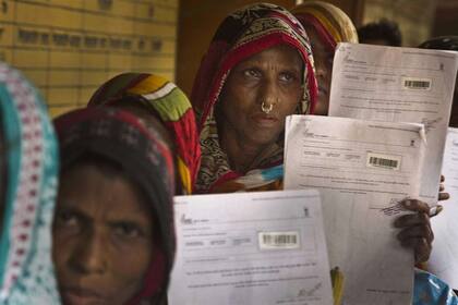 Musulmanas chequean si su nombre aparece en el censo de Assam, en la India