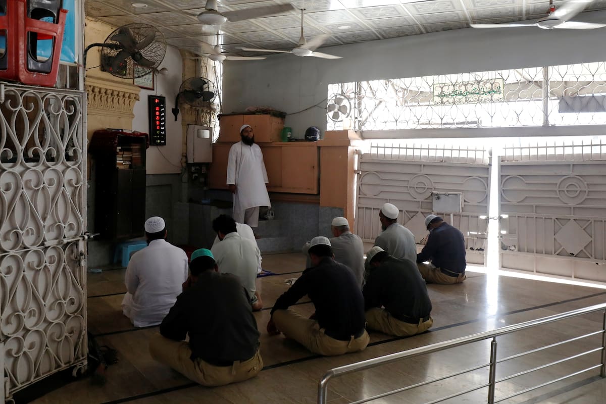 Musulmanes durante la oración de los viernes luego que el gobierno ordenó la permanencia en los hogares, en Karachi, Paquistán