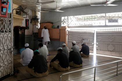 Musulmanes durante la oración de los viernes luego de que el gobierno ordenara la permanencia en los hogares, en Karachi, Paquistán