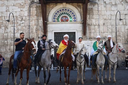 Musulmanes españoles cabalgan por antigua ruta del Haj desde Andalucía hasta La Meca