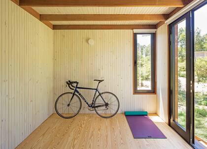 Mutable, el cuarto de la planta baja se usa como sala de yoga, taller de joyería y por supuesto también, como habitación de huéspedes.