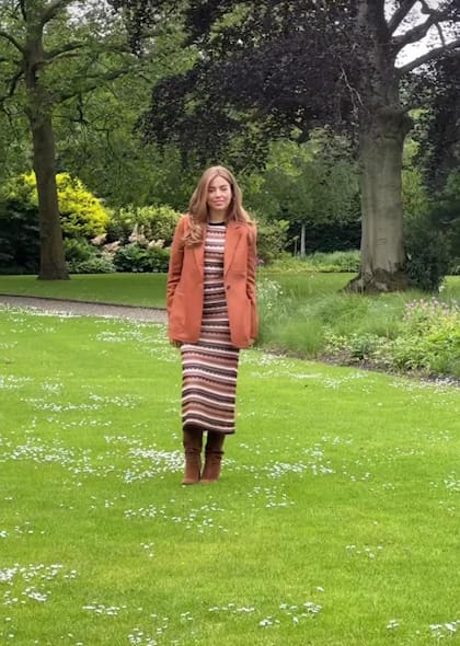 Muy años 70. El vestido de Alexia es de Sézane. Se trata de un diseño de punto con rayas horizontales en contraste, que acompañó con saco de lino de Max Mara y botas de caña alta de gamuza.