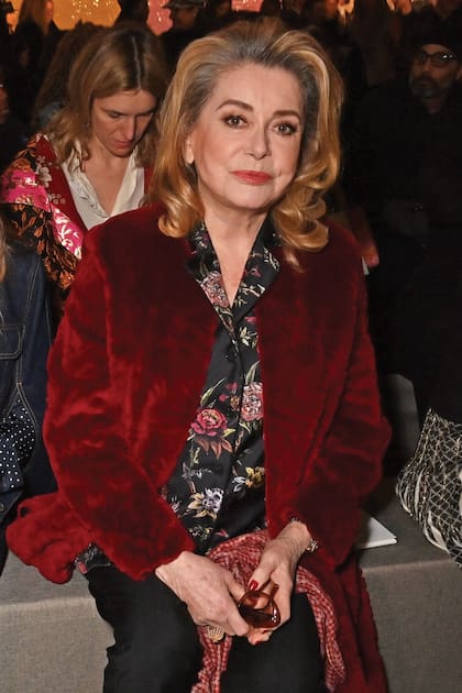 Muy atenta, Deneuve contempló los nuevos lanzamientos de Dior desde la primera fila