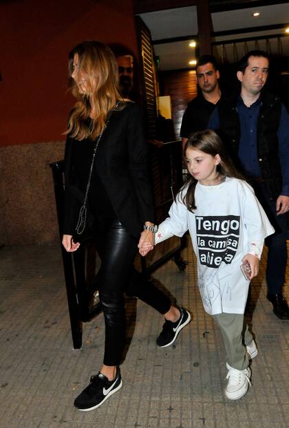 Muy canchera, Antonia se mostró muy entusiasmada con el show