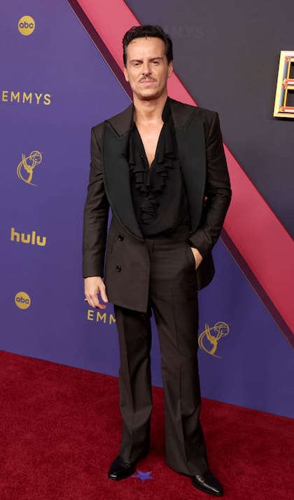 Muy canchero, así se lo vio a Andrew Scott al llegar a la ceremonia. El protagonista de Ripley se distinguió con un traje marrón de Vivienne Westwood