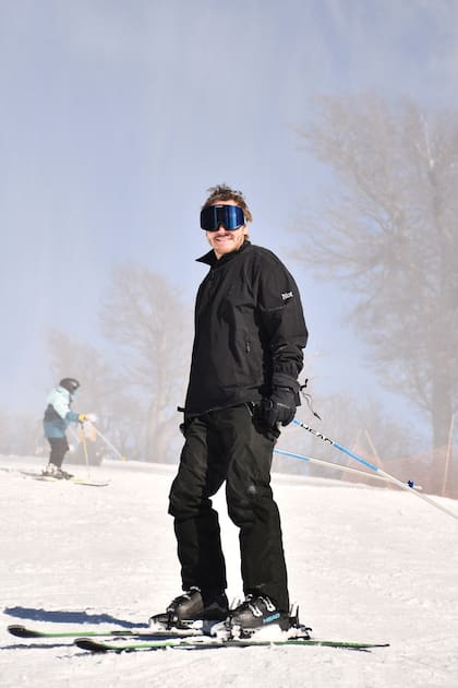 Muy canchero, Benjamín Vicuña posa en un alto de su jornada de ski en Cerro Bayo