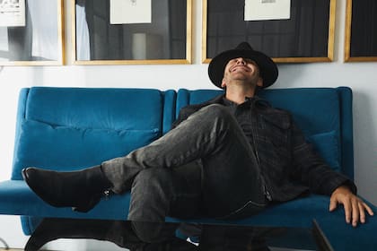 Muy canchero, con total look de Equus que
incluye sombrero, Benjamín admite que está
muy atento al crecimiento de sus hijos. “Bauti
ya es un adolescente, y si bien hay momentos
en los que me veo obligado a replegarme, estoy
a su lado, lo banco, lo acompaño y miro con
mucha atención, porque es una etapa clave”