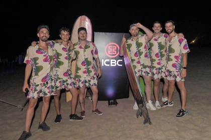 Muy cancheros, Germán Martitegui y su equipo coordinaron sus looks hawaianos.