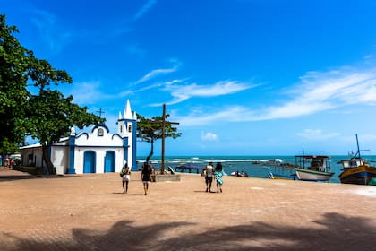 Muy cerca, Praia do Forte, con su capilla San Francisco de Asís a pasos del mar