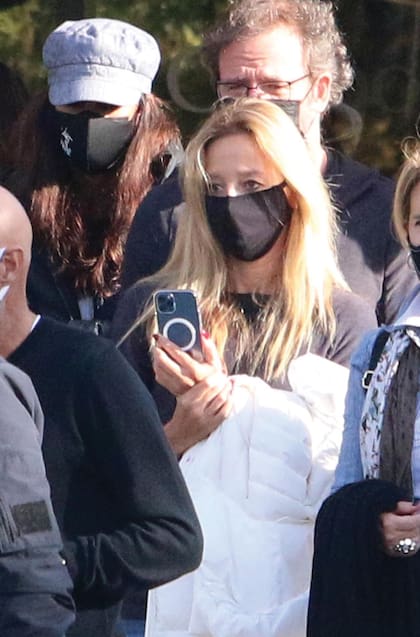 Muy conmovida, Luján Grisolía,
la compañera de siempre de Gabriela, también estuvo en la
despedida