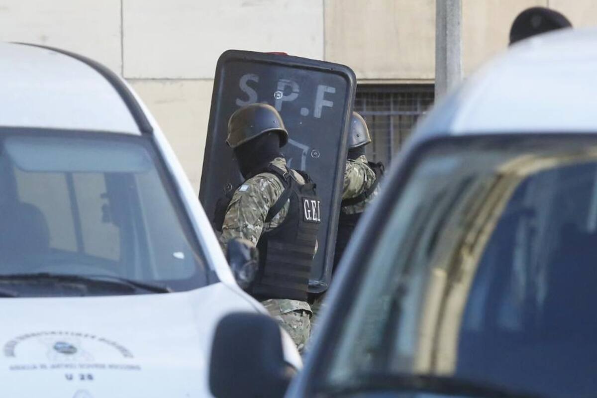 Muy custodiado De Vido llegó a Comodoro Py