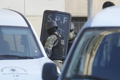 Muy custodiado De Vido llegó a Comodoro Py