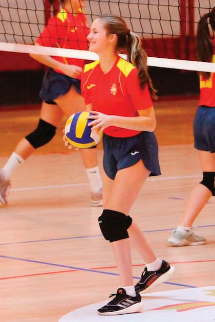 Muy deportista, Leonor es conocida por su destreza en el voley