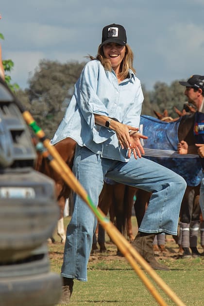 Muy divertida, entre
chukker y chukker,
Delfina sumó unos
pasos de baile a la
música que salía
de los bombos y
trompetas de una
numerosa hinchada
de amigos.