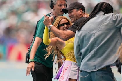 Muy divertida, la estrella colombiana bailó junto a su hermano Antonio mientras esperaba su turno para salir a escena