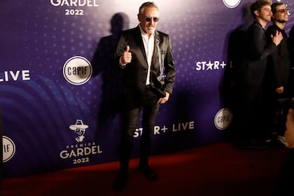 Muy elegante, Alejandro Lerner posó para las cámaras en la alfombra roja