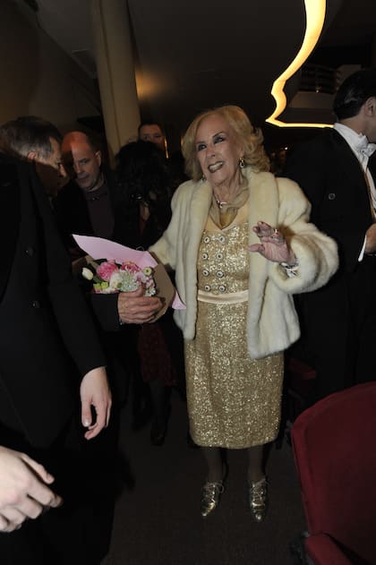 Muy elegante, la conductora eligió un vestido con brillos dorados que combinó con zapatos a tono