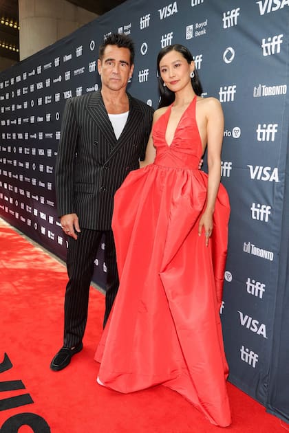 Muy elegantes, Colin Farrell y Fala Chen también fueron parte de esta edición número 51 del TIFF. El actor irlandés y la actriz china sorprendieron con Ballad of a Small Player, la nueva película de Netflix inspirada en la novela homónima de Lawrence Osborne de 2014.