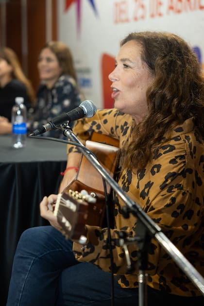 Muy emocionada al escuchar las palabras de la autora, Sandra Mihanovich le dedicó una canción a su ahijada y tocó la guitarra en vivo.