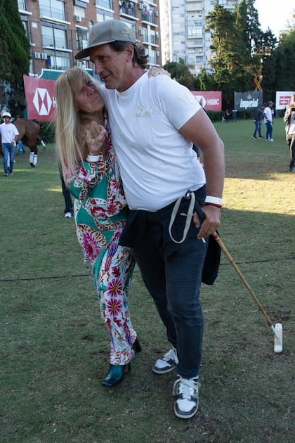 Muy emocionado, Lolo Castagnola se abraza con Cecilia Pieres.