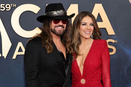 Muy enamorada, la modelo y actriz posó sonriente junto a Billy Ray Cyrus, quien eligió ir de negro al evento