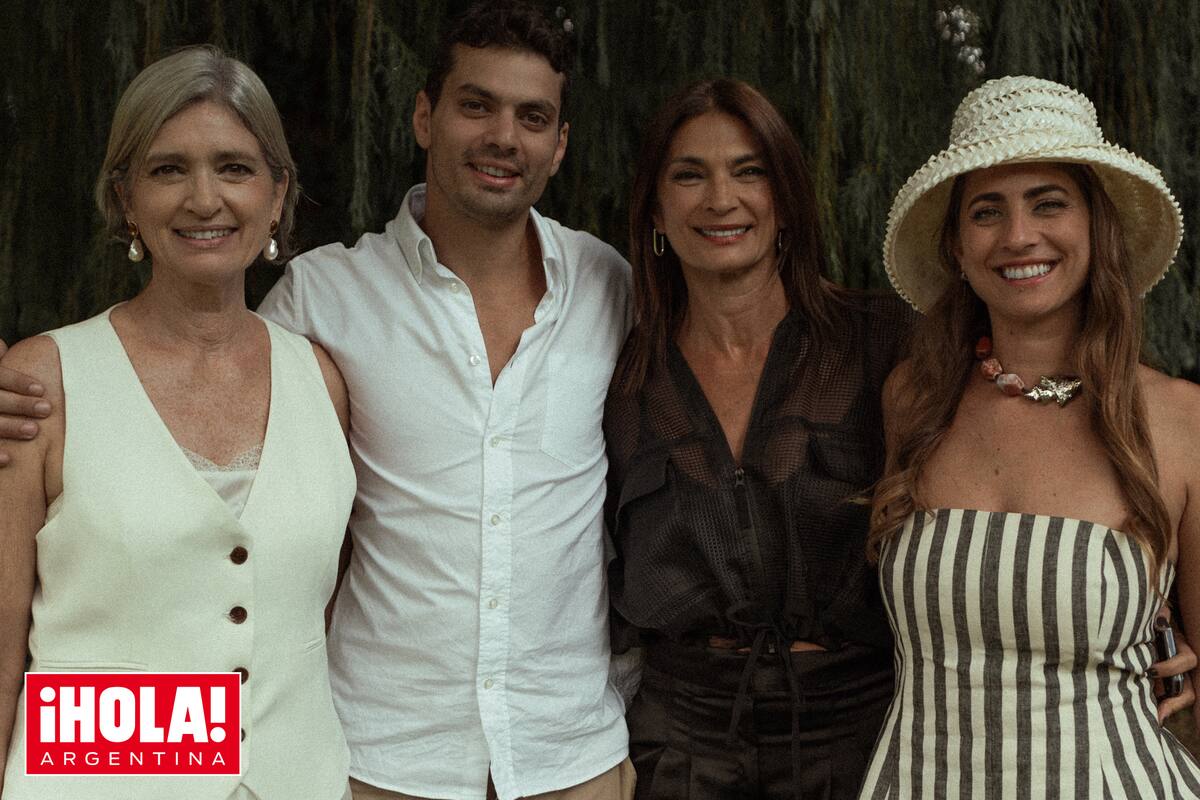 Muy feliz, Teresa Gabesi posa con los recién casados y con su gran amiga Mariana Arias.