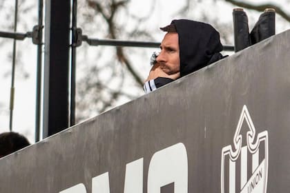 Muy involucrado con su costado de gestor, Lionel Messi estuvo en el Antonio Di Giácomo para ver el partido de Leones ante Central Córdoba cinco días después de perder la final del mundo ante España.