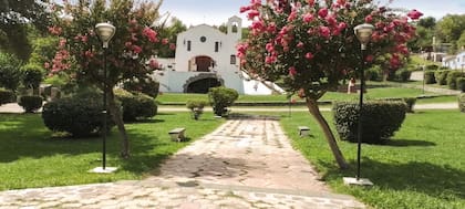 Muy parecida a la de Candonga, tiene una nave central, escalera que conduce al campanario y un altar redondo.