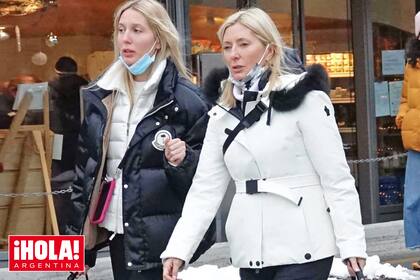 Muy parecidas físicamente, madre e hija pasean por la villa de esquí.