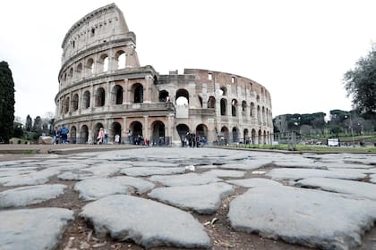 Muy poca gente en los alrededores del Coliseo en Roma, donde normalmente había multitudes de turistas