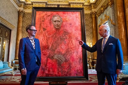 El artista Jonathan Yeo y el rey Carlos III en la presentación del retrato del rey realizado por Yeo en el Palacio de Buckingham de Londres